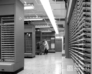 Illustration for article titled Computing Classic: The 1954 SAGE Protected the US From Invasions That Never Came